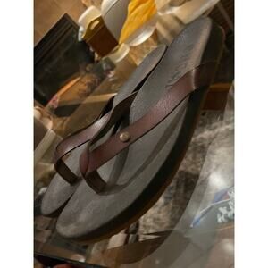 Oncai brown leather flip flop beach sandal with metal accent Sz 10.5 women’s